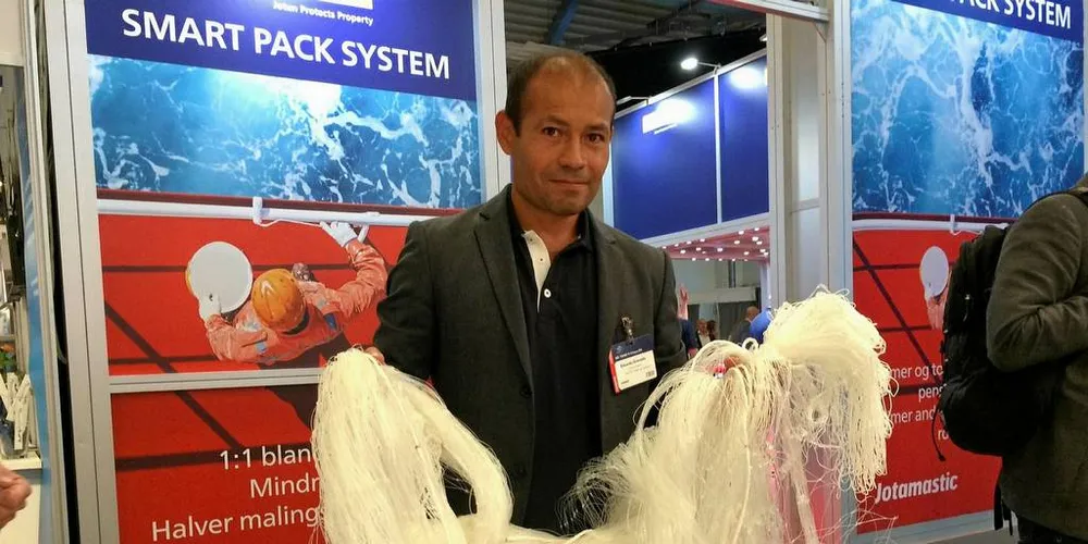 Seniorforsker Eduardo Grimaldo ved SINTEF viste frem garnet på Nor-Fishing for to år siden. Foto: Jørn Mikael Hagen.Foto: Jørn Mikael Hagen