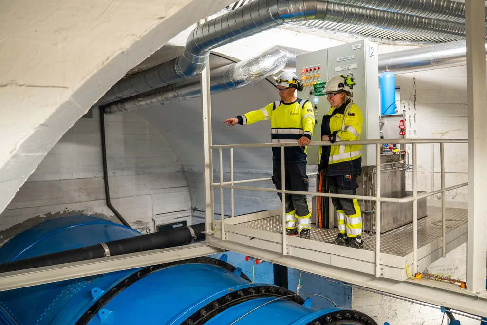 Prosjektleder Olav Harstad Espetveit t.v. og anleggsleder Ida Gunstveit Nesland i Å Energi Vannkraft.