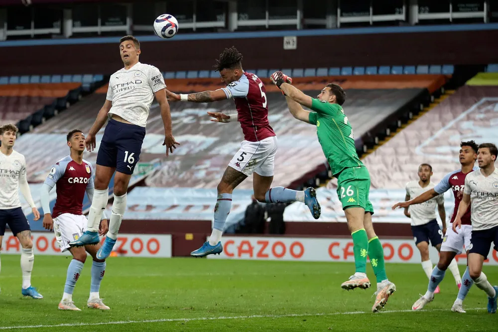 Premier League-rettighetene kan bli solgt til rekordsum. Her fra en kamp mellom Manchester City og Aston Villa i april 2021.