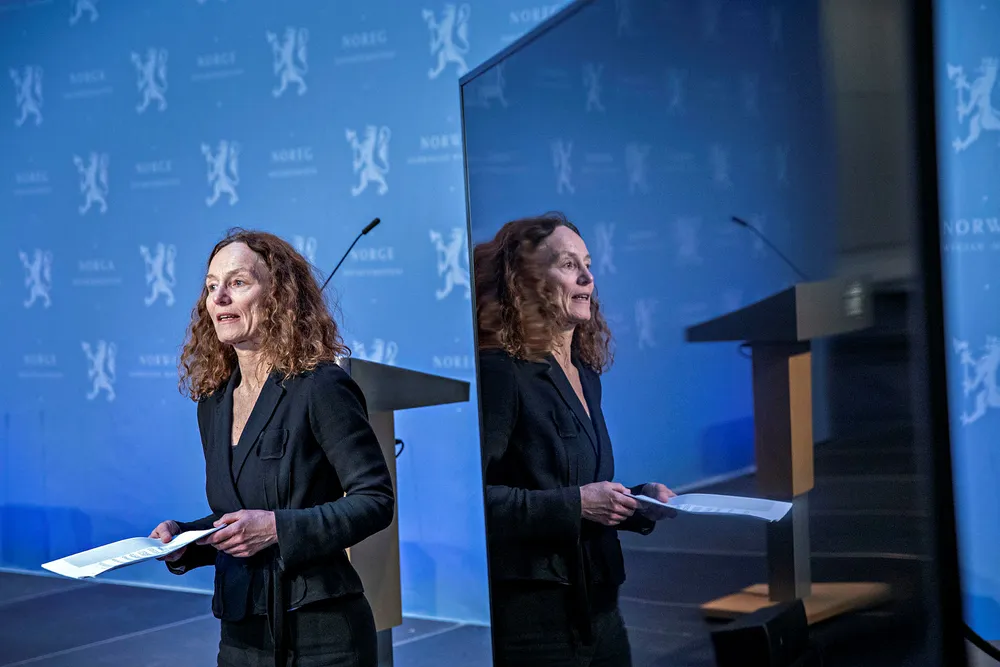 12. juni ringte en mann fra skjult nummer til sentralbordet til FHI og kom med drapstrusler mot de ansatte, som følge av misnøye med koronahåndteringen. FHI anmeldte forholdet, og de har tidligere anmeldt en sak der en person opptrådte truende i et forsøk på å komme i kontakt med FHI-direktør Camilla Stoltenberg. Bildet er fra en pressekonferanse om koronasituasjonen.