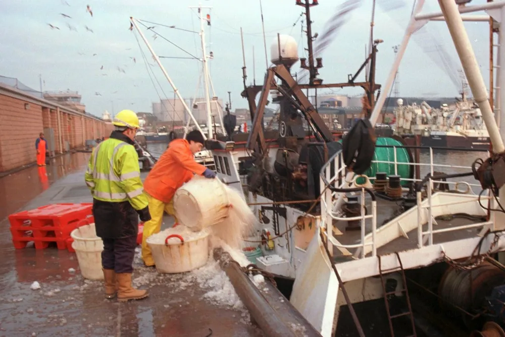 Skotske fiskere jobber losser fisk på markedet i Peterhead i Skottland. Avtalen med EU og Storbritannia skaper frustrasjon blant fiskerne, siden EU-flåten nå få tilgang til britiske områder, skriver forfatterne.