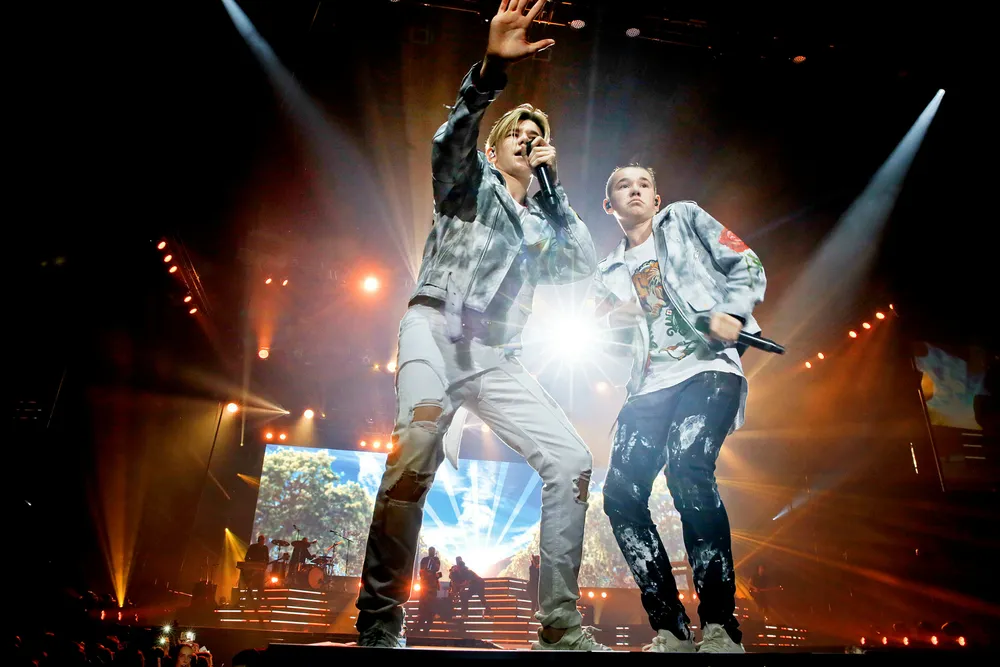 Tvillingbrødrene Marcus og Martinus Gunnarsen har all grunn til å smile. Få 16-åringer i Norge drar inn så mye penger i året som popduoen fra Nordland. Foto: Paal Audestad/Aftenposten/NTB Scanpix