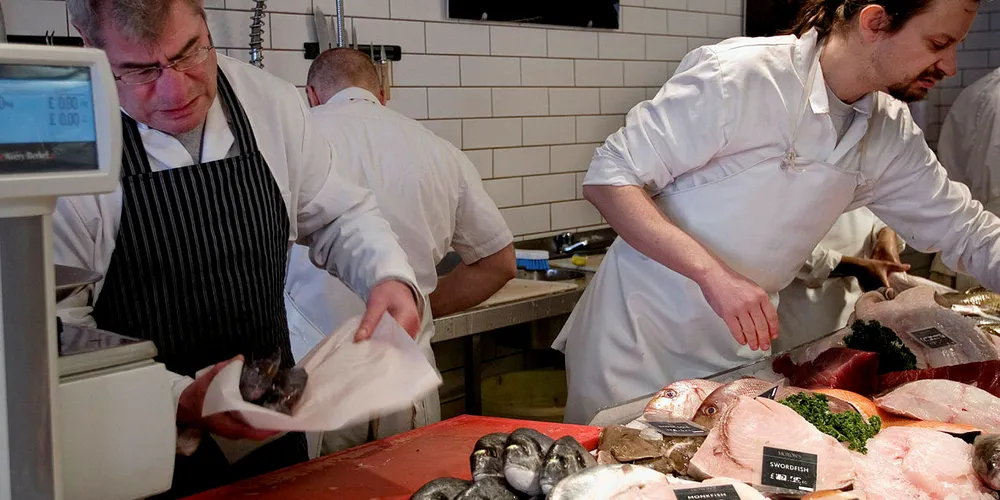 KONSEKVENSER: Brexit kan få større konsekvenser for den skotske laksenæringen enn for norsk lakseeksport til Storbritannia. Her er Paul Earles (t.v.) butikksjef hos Moxon's Fishmonger i fiskebutikk i Øst-London, East Dulwich.