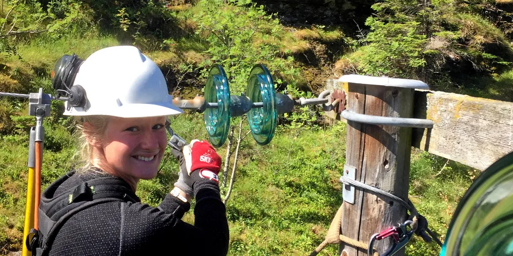 Fortsatt langt mellom kvinnene i kraftbransjen. Her er montør Linn Kammen i arbeid i Geiranger.