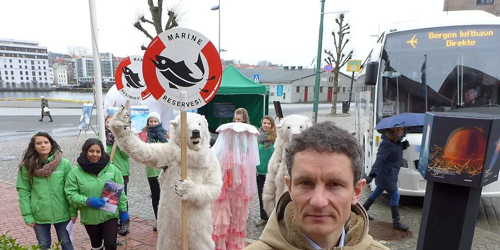 Leder Truls Gullowsen og resten av Greenpeace-gjengen markerer seg utenfor NASF-konferanseni Bergen. Foto:Ole-Erik Klokeide