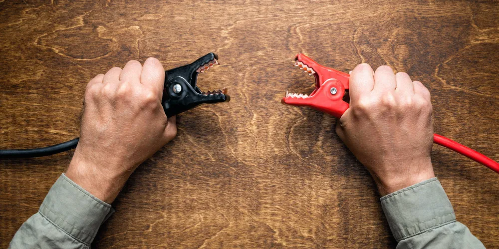 Forbrukerrådet mener Agva har ulovlige vilkår i noen av strømavtalene sine, mens Agva mener Forbrukerrådet driver med ulovlig myndighetsutøvelse i strømprisportalen.