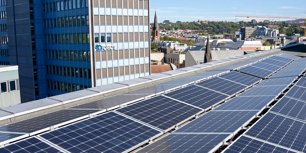 . Solcellepanel på tak næringsbygg.