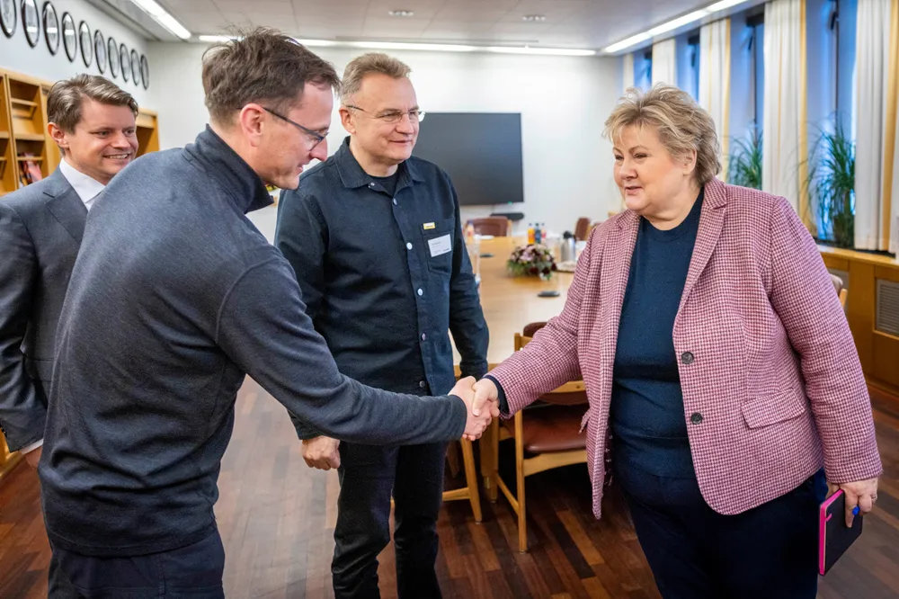 Ordfører Andrij Sadovyj (i midten) og varaordfører Serhiy Kiral fra Lviv var i Norge denne uken for å promotere business-muligheter i Ukraina. Erna Solberg lovet å se på hvilke hindringer som ligger i veien. Stortingsrepresentant og Fritt Ukraina-leder Peter Frølich til venstre.