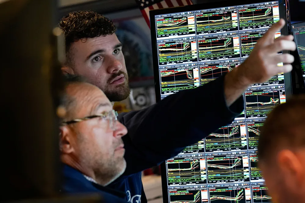 Flere indekser fortsetter vinglingen inn i børsåret 2023, slik de avsluttet fjoråret. Her meglere på New York Stock Exchange fotografert i november.