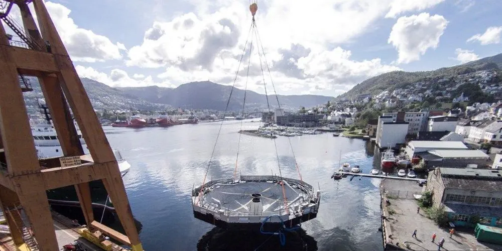 Her sjøsettes Ecomerden utenfor Laksevåg i Bergen. Denne uken ligger den og venter på sleping til Sulefisks anlegg i Solund. Foto: Fredrik Kyrkjebø