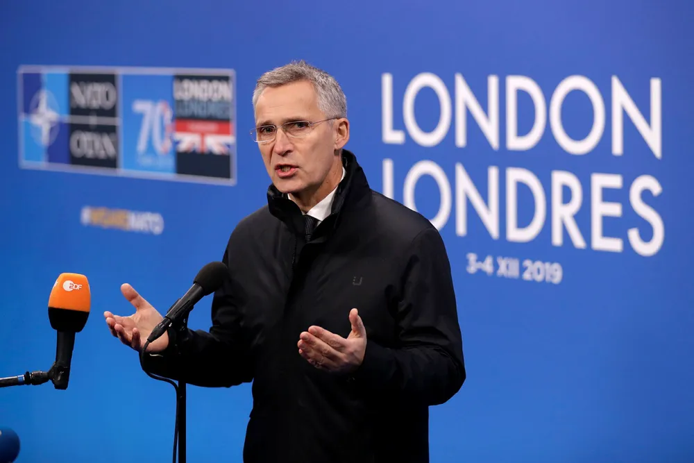 Jens Stoltenberg tok seg tid til noen spørsmål fra mediene da han ankom The Grove utenfor London, der alliansens stats – og regjeringssjefer samles onsdag. Foto: Matt Dunham / AP / NTB scanpix