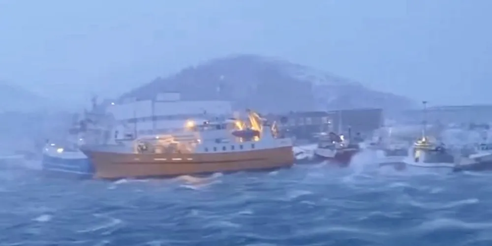 Fisker Hans Marius Dahle filmet vågen i Moskenes, Lofoten, mens uværet sto på.