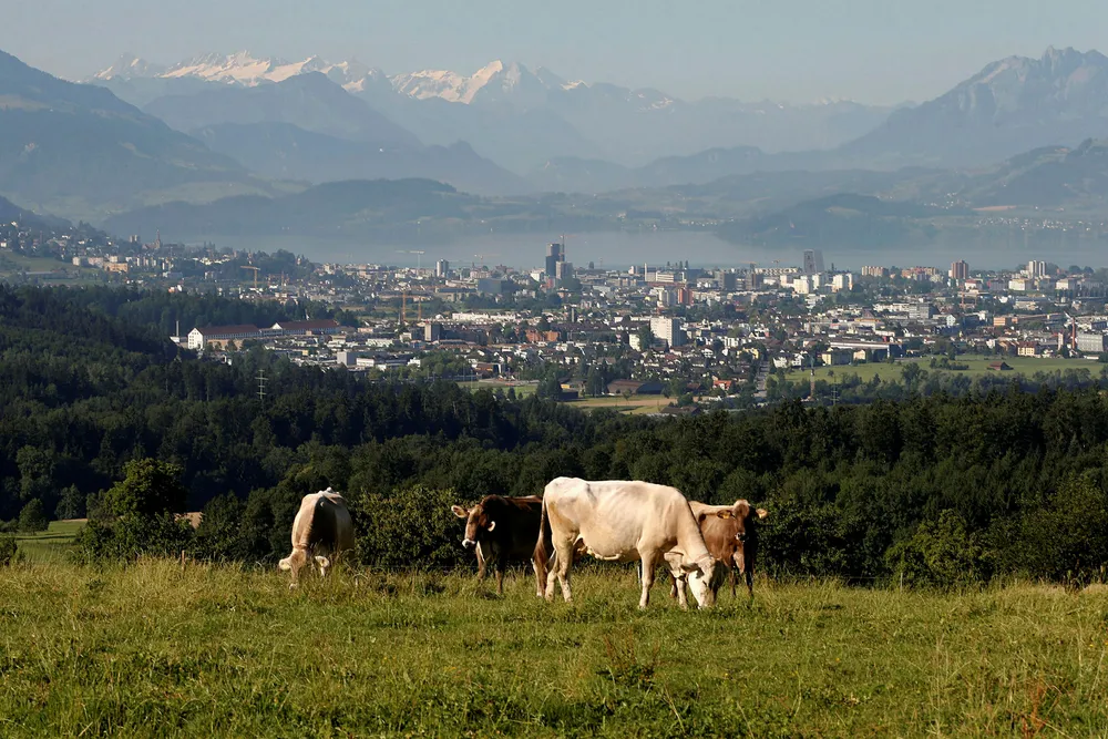 Den sveitsiske byen Zug er blitt «Crypto Valley» (kryptodalen) og et senter for digitale- og kryptovalutaer. Dansken Niklas Nikolajsen satset alle oppsparte penger og kjøpte bitcoin da kursen på den digitale valutaen lå på under én dollar. Nå eier han en finansinstitusjon i Zug. Foto: Arnd Wiegmann/Reuters/NTB Scanpix