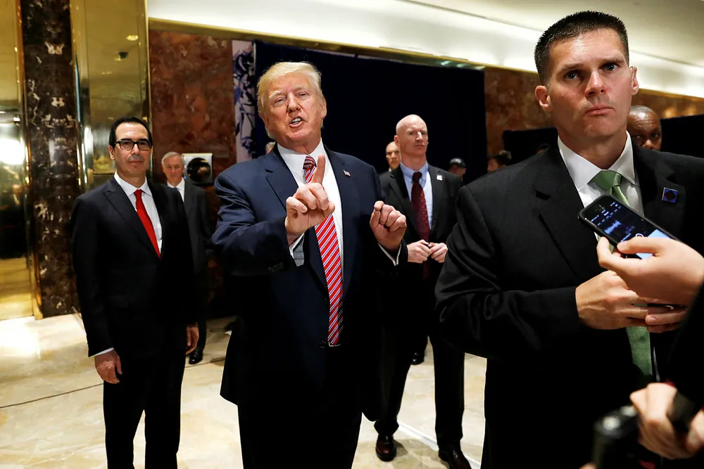 Donald Trump svarer på spørsmål fra pressen om volden i Charlottesville denne helgen. Til venstre står USAs finansminister Steven Mnuchin. Foto: KEVIN LAMARQUE/Reuters/NTB Scanpix