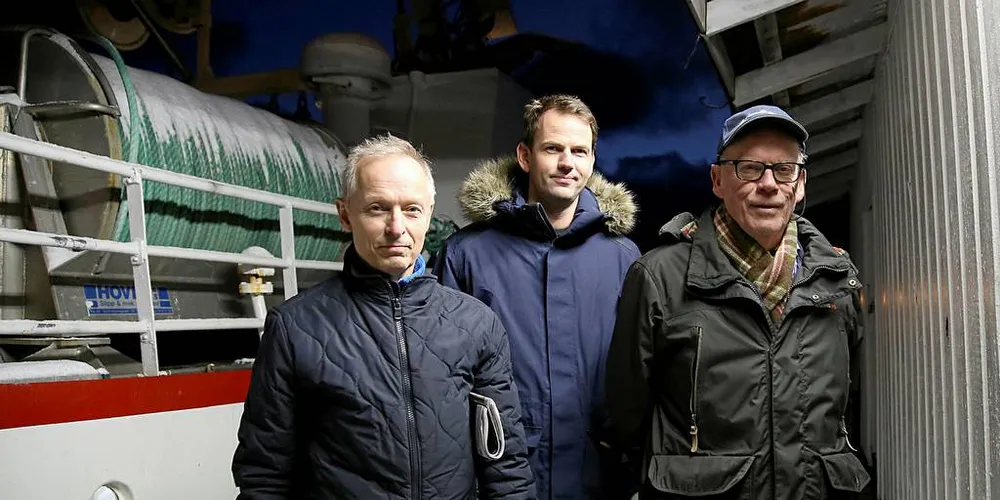 LUKKET DRIFT: Arnold Jensen (t.v.), Kristian Klo og Gunnar Jarl Klo mener myndighetene må legge bedre til rette for utviklingen av lukkede anlegg. Foto: Silje Helene Nilsen