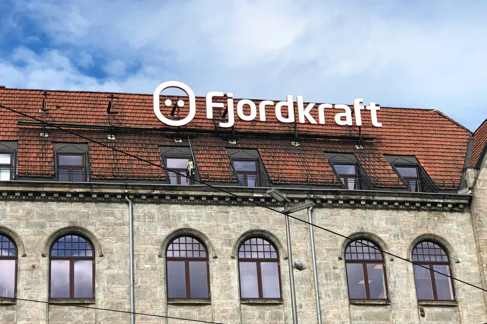 Fjordkraft-logoen på et tak i Oslo sentrum.