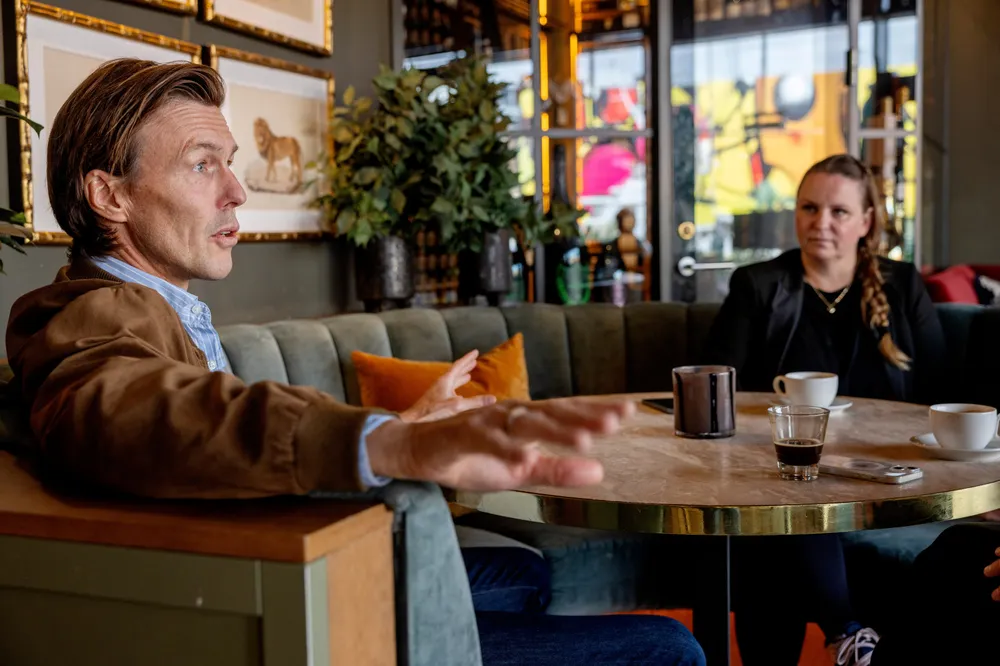 «Utelivsbaronen» Bo Vivike og Eik-sjef Maria Aas-Eng på Bar Tjuvholmen i forbindelse med oppkjøp. Nå går Vivike til retten for å få pengene sine.
