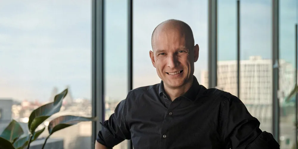 Tibber-sjef Edgeir Aksnes sier at de ikke skal innføre forskuddsfakturering igjen.