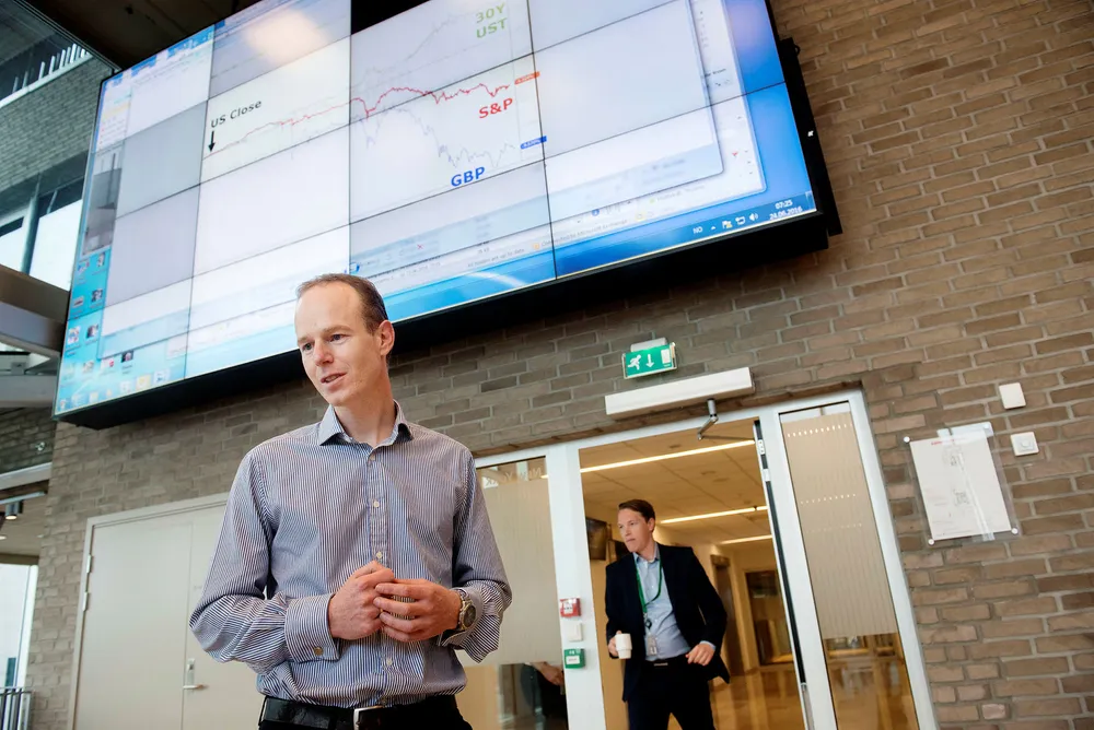 Aksjestrateg Paul Harper gjør opp status for årets nyttårsraketter. Foto: Per Ståle Bugjerde