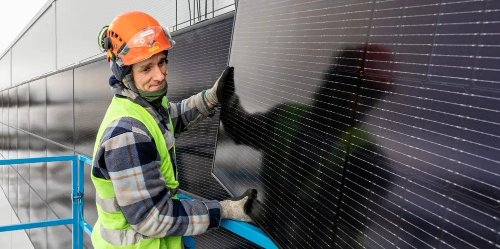 Selv om interessen har økt, kan det se ut til at kapasiteten for å installere nye anlegg har nådd en topp for Norge. Bildet er fra montering av solceller på bygget til PetXL tidligere i år.
