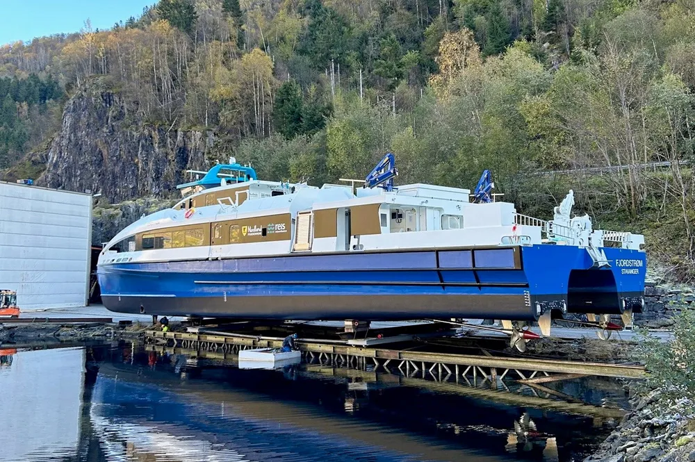 «Fjordstrøm» under sjøsetting ved Brødrene Aa i Hyen.