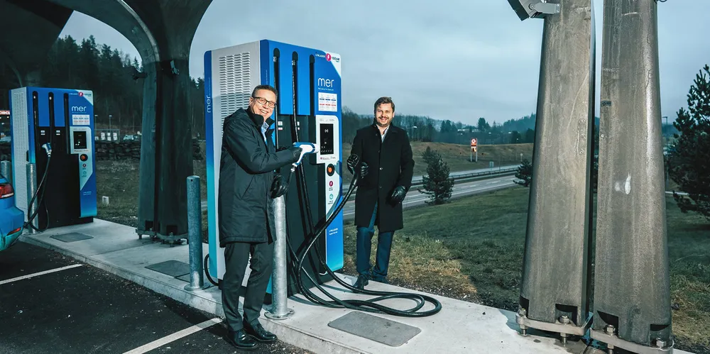 Åpningen av Mer sin nye ladestasjon ble gjort av Ole Henrik Hannisdahl, daglig leder Mer Norge og Mer Sverige, og Bjørn Holsen, direktør for nye forretningsmuligheter i Statkraft.
