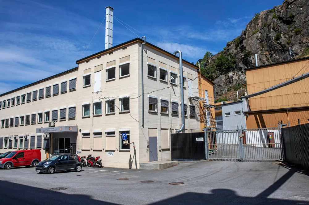 Haldenreaktoren er verdens eldste tungtvannsreaktor. Her er inngangspartiet til atomreaktoren som ligger 100 meter inne i Månefjellet.