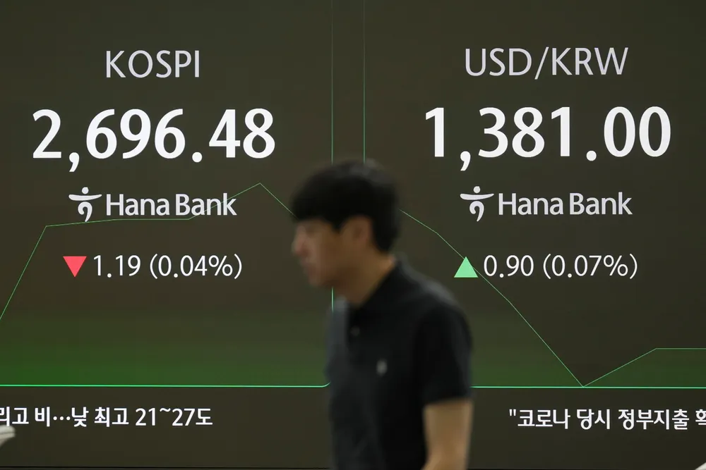 Det er en bred nedgang ved Asia-børsene. Investorer ved Seoul-børsen venter på tirsdagens presidentvalg. Her fra tradingdesken ved Hana Bank i Seoul på mandag. man)