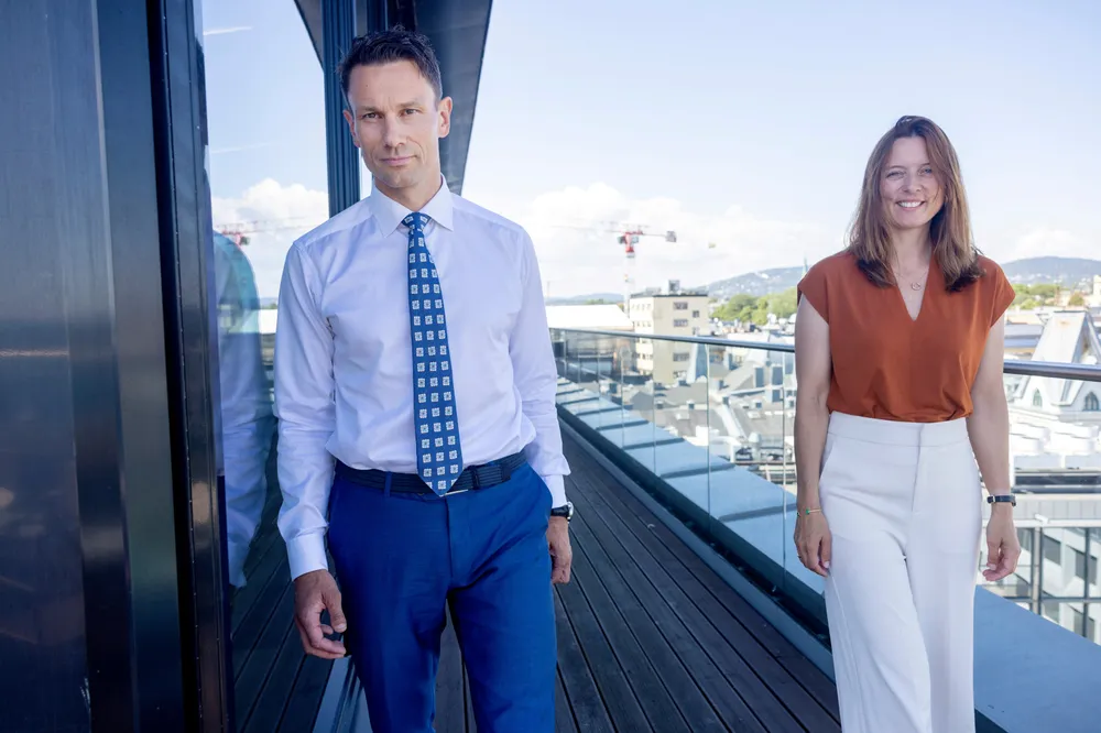 Påtroppende sjef i Wikborg Rein, Geir Sviggum, tror bedriftene holder tilbake store investeringer til rentetoppen er nådd. Her med kollega Elise Johansen, som er ny partner for å styrke firmaet innen bærekraft.
