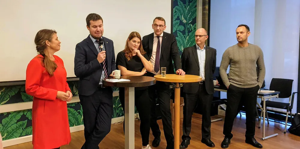 Politikere diskuterer fiskeripolitikk F.v.: Liv Kari Eskeland (H), Geir Pollestad (Sp), Cecilie Myrseth (Ap), Roy Angelvik (Frp), Steinar Reiten (Krf) og Torgeir Knag-Fylkesnes (SV). Kanskje bør de lytte mer til Nofima-forsker Edgar Henriksen.