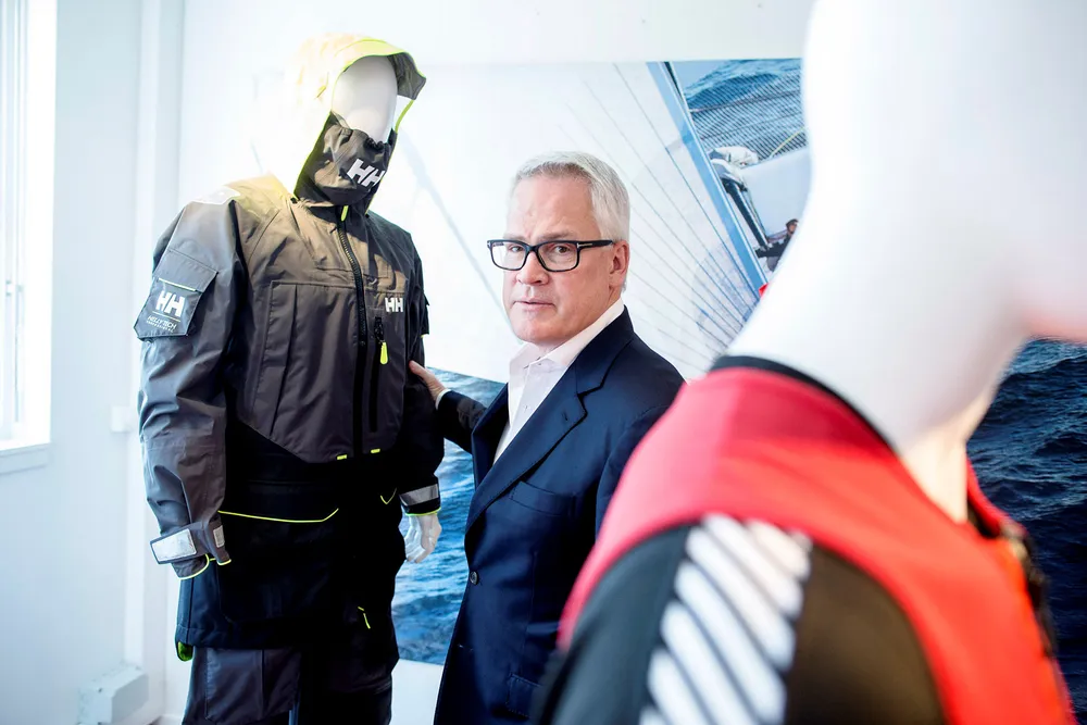 Administrerende direktør i Helly Hansen Paul Stoneham får ti ganger fem millioner kroner hvis han fortsatt er toppsjef i selskapet om tre år.