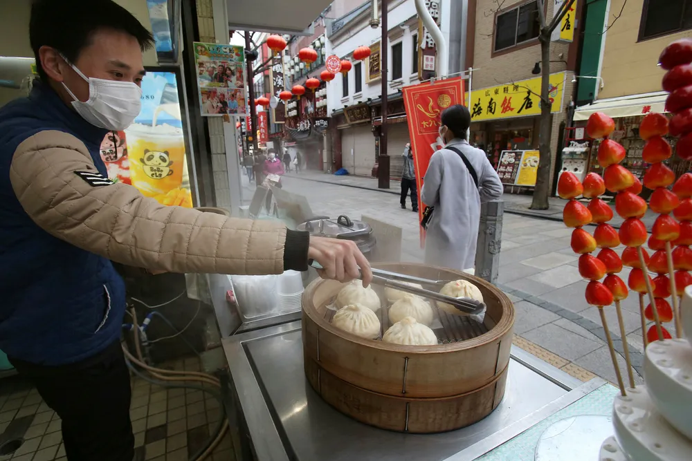 Den japanske Tankan-indeksen, som tar pulsen på næringslivet med innspill fra nesten 10.000 sjefer, viser den største nedgangen siden 2013. Japan er siste land som er i ferd med å sperre grensene til omverdenen. Her fra Yokohama China Town på tirsdag.