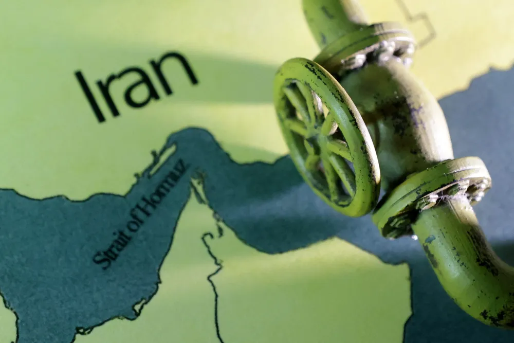 Iran har truet med å blokkere Hormuzstredet, som ligger mellom Oman og Iran og forbinder Persiabukten med Indiahavet. Stredet er den viktigste åren for transport av olje fra Persiabukten til omverdenen.