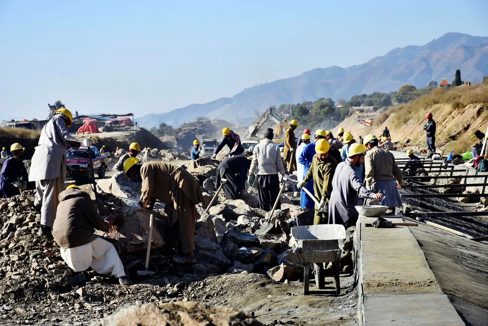 Kina har forpliktet seg til å investere over 350 milliarder kroner i infrastrukturprosjekter i Pakistan som en del av Silkeveien. Tysklands utenriksminister advarer mot Kinas ambisjoner. Foto: Aqeel Ahmed/AP/NTB Scanpix