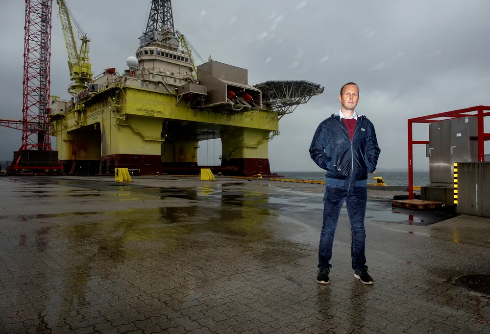 Daglig leder John Økland i Petro.no holder til like ved forsyningsbasen på Ågotnes. På et drøyt år har han og en annen avhopper etablert en sterk utfordrer til Schibsteds vestlandsportal Sysla. Foto: Helge Skodvin