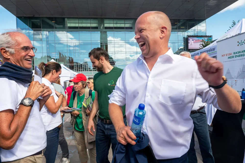 Leder i Senterpartiet Trygve Slagsvold Vedums store styrke er hans folkelighet i møte med velgere. Her fra sensommerens valgkamp.