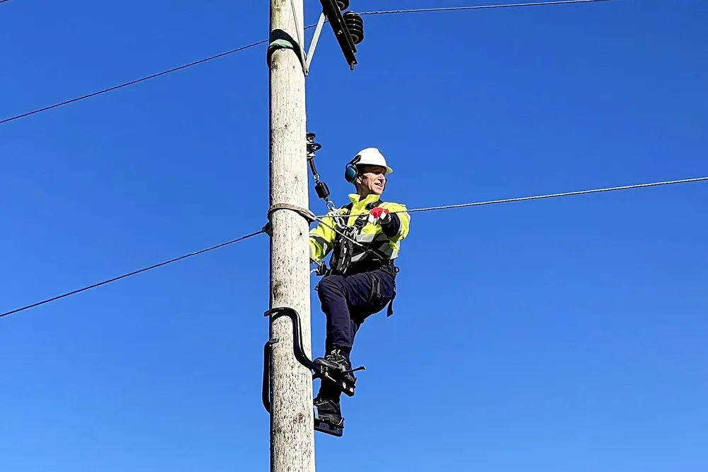 Det var noen år siden sist, men energiminister Terje Aasland (60) behersker fortsatt kunsten å klatre i stolper.