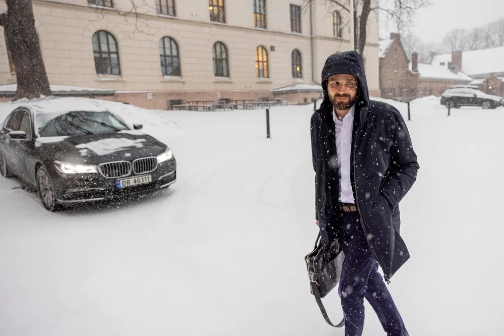 Næringsminister Jan Christian Vestre (Ap) gir ikke opp å snakke ned prisene i norske matbutikker. Her på vei til NHOs årskonferanse.