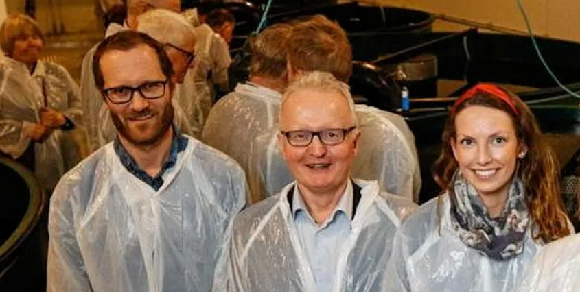 Per Anton Løfsnes (i midten), her sammen med seniorforsker Tim Knutsen i AquaGen og produksjonsbiolog Nina Iversen i Namdal Rensefisk, da avlsanlegget ved Namdal Rensefisk ble åpnet 9. januar 2019.