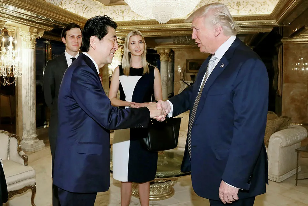 Shinzo Abe hjemme hos Donald Trump i Trump Tower etter valgseieren. I bakgrunnen Trumps datter Ivanka og hennes mann Jared Kushner. Foto: HO/Afp/NTB Scanpix