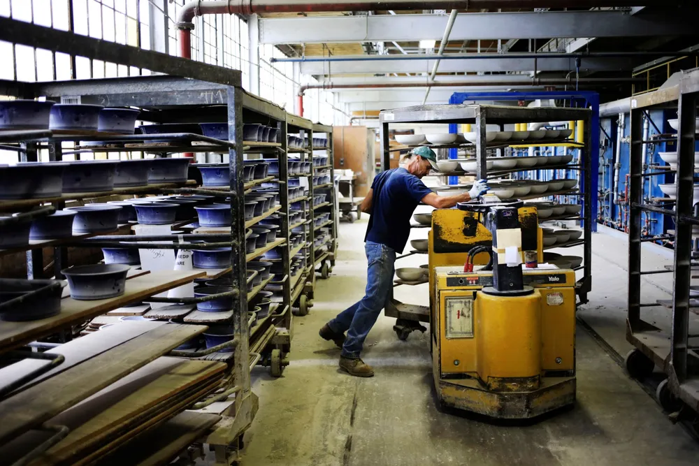 Arbeidsstyrken i USA er redusert med 1,7 prosentpoeng. En arbeider laster vogner med servise inn i en ovn på Fiesta Tableware Co.-fabrikken i Newell, Vest-Virginia.