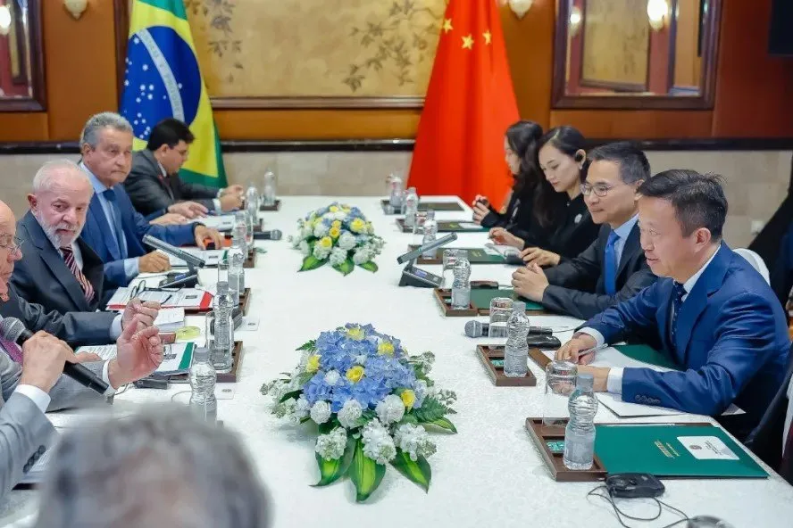 President Lula (in centre on left-hand side) and other representatives from the Brazilian government and Envision Energy meeting in China.