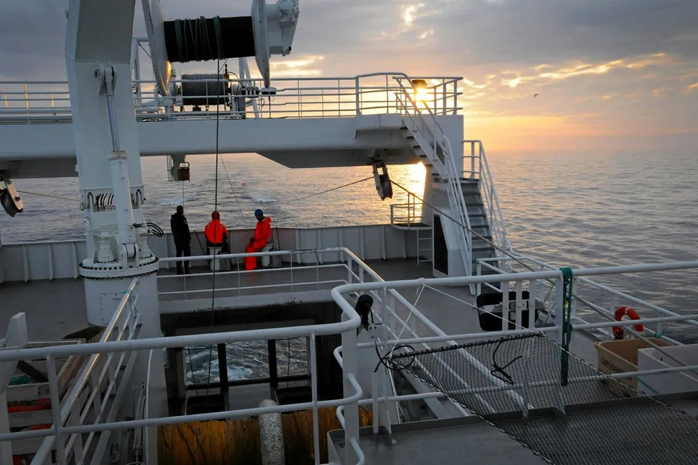 Trålerorganisasjonen i EU er ikke glad for makrellavtalen som ble undertegnet av Norge, Færøyene og Storbritannia. Bildet viser tråling etter makrell og andre arter på Kings Bay sør for Svalbard.