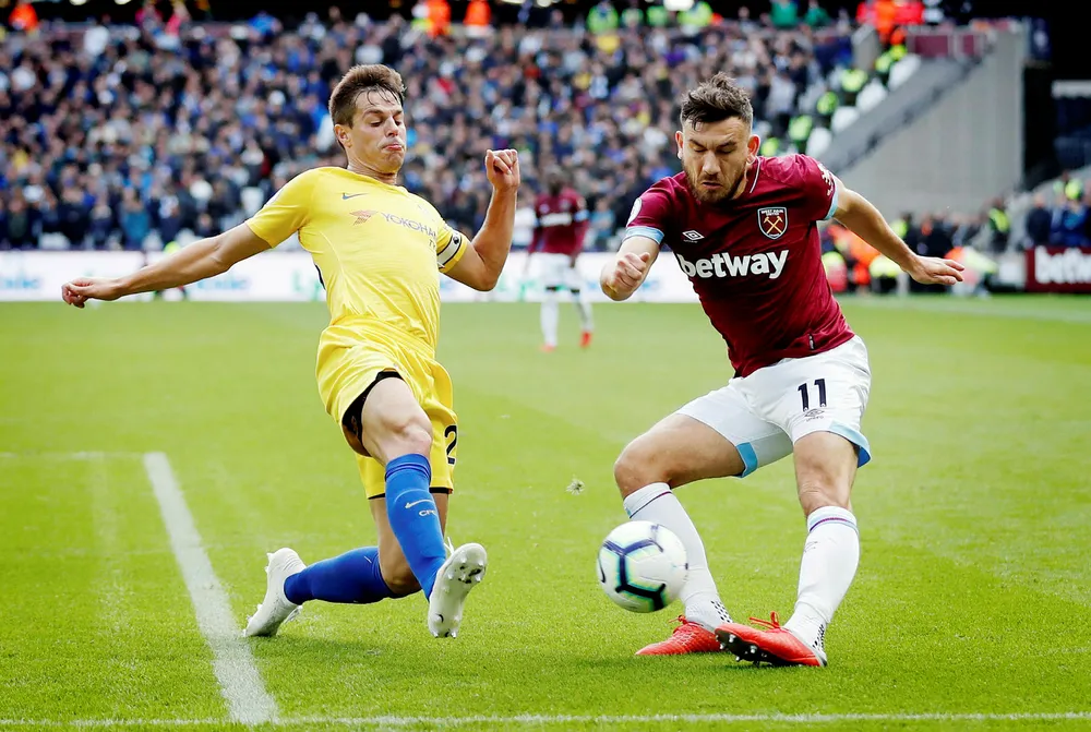 Med på Sky-kjøpet følger også rettigheter til attraktive rettigheter som engelsk Premier League-fotball. Her Chelseas Cesar Azpilicueta og West Hams Robert Snodgrass (til høyre) under søndagens kamp i Premier League.