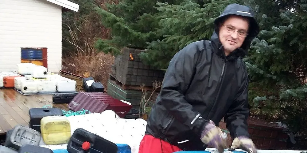 Øyvind Kristensen, mannskap på «Havnevåg» lager teiner for kongsneglfisket. Foto: Privat