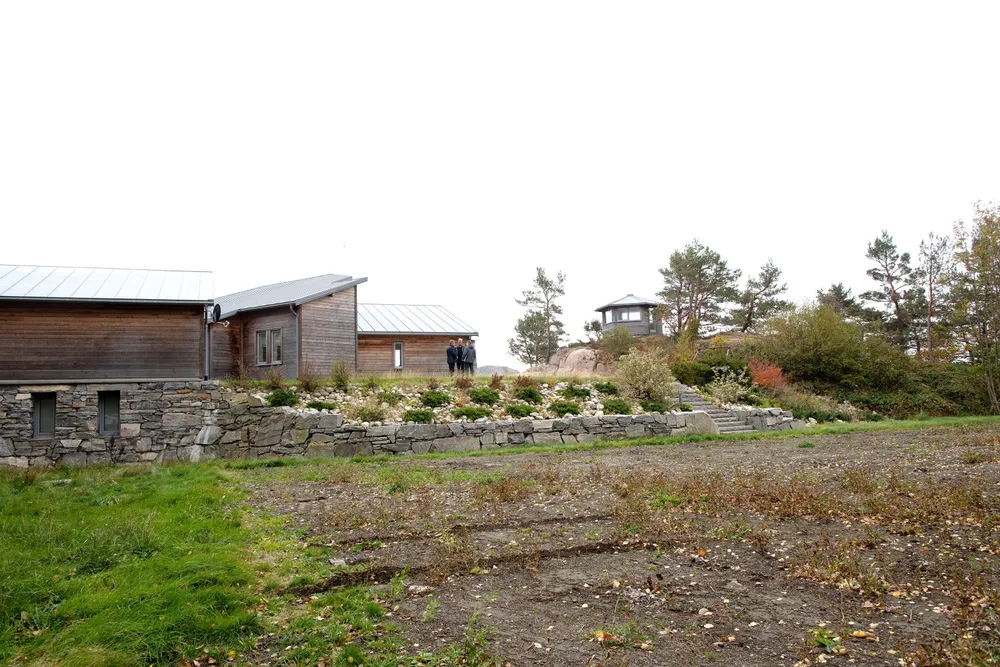 Det var på denne eiendommen utenfor Grimstad at Hanne Madsen både bygget ny hytte og fikk anlagt tennisbane. Hun ble dømt til ubetinget fengsel, men vant erstatningssaken mot byggmesteren – som nå er gått konkurs.