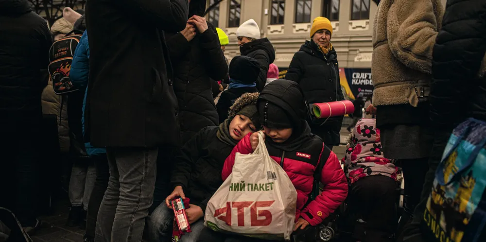 Tusenvis av sivile i Ukraina er på flukt i eget hjemland etter den russiske invasjonen. Her tra togstasjonen i Lviv hvor flyktninger venter på transport ut av landet sitt.