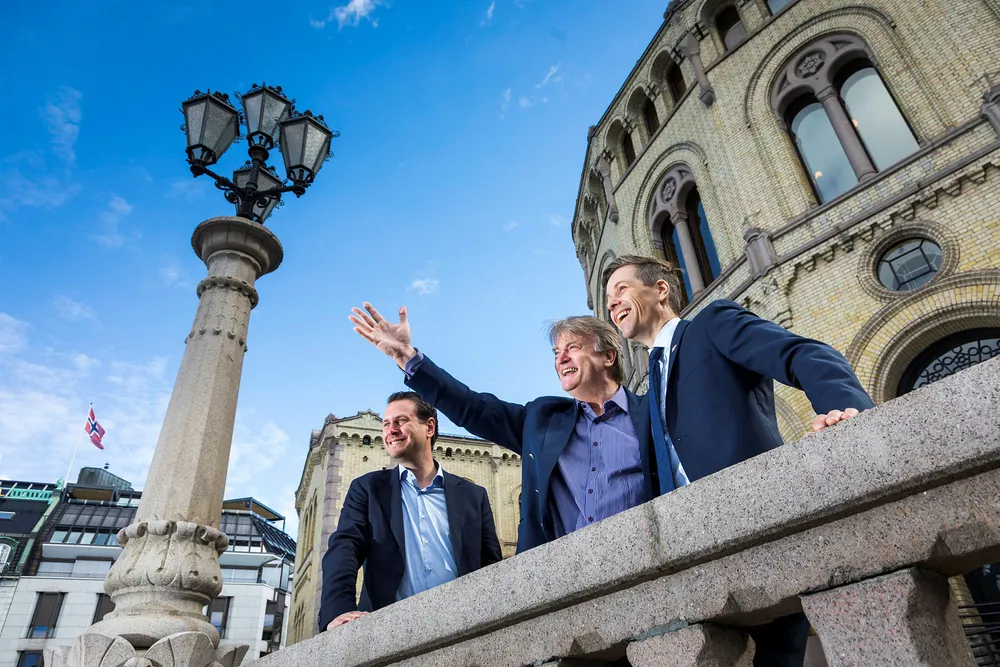 Nå må TV 2 få avtalen sin, mener Hordalands-politikerne Helge André Njåstad (FrP, til venstre), Ove Trellevik (H) og Knut Arild Hareide (KrF) – og ser med lengsel mot vest. Foto: Gunnar Lier