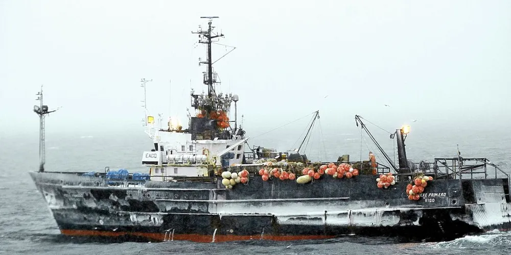 Den spanske snøkrabbebåten «Adexe Primero» har blitt anholdt av russisk grensevakt for å fiske i snøkrabbe i russisk sone. Russerne hevder mye av snøkrabbefisket i Smutthullet er ulovlig. Arkivfoto: Kystvakten