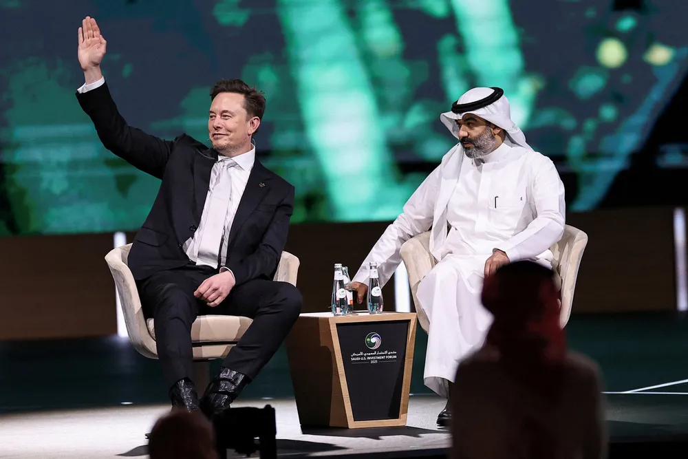 Tirsdag deltok Tesla-sjef Elon Musk på investeringsforum i Riyadh. Her er han med Abdullah Alswaha, Saudi-Arabias minister for kommunikasjon og teknologi.